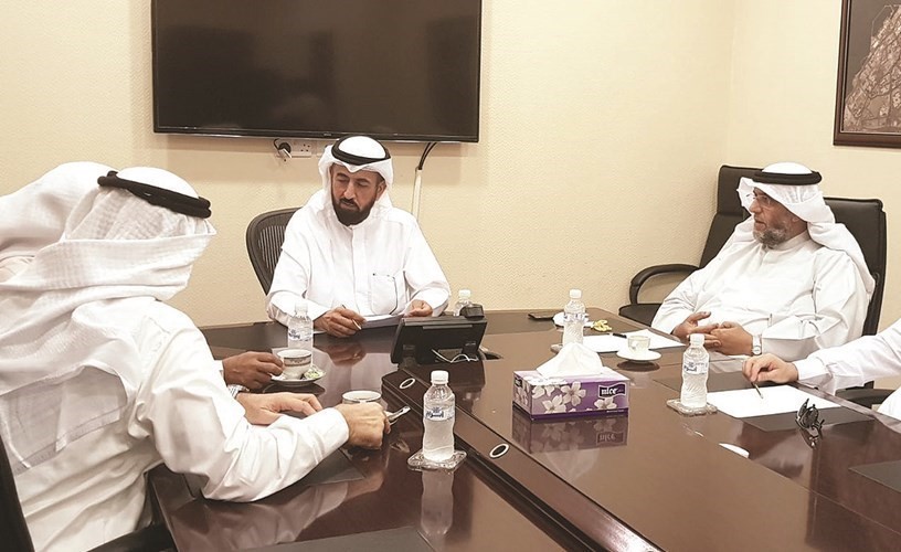 عبدالله عمادي خلال الاجتماع مع رئيس واعضاء الاتحاد الكويتي لوسطاء العقار﻿