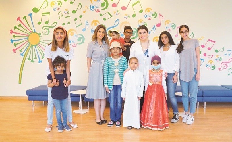 فريق البنك الوطني مع الأطفال في المستشفى ﻿