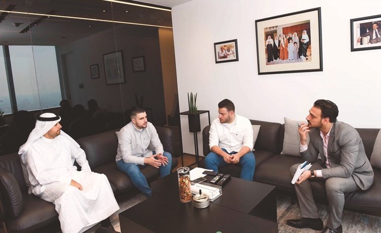 محمد جعفر وعذبي العنزي ونوري العنزي متحدثين للزميل عبدالرحمن خالد	(متين غوزال)﻿