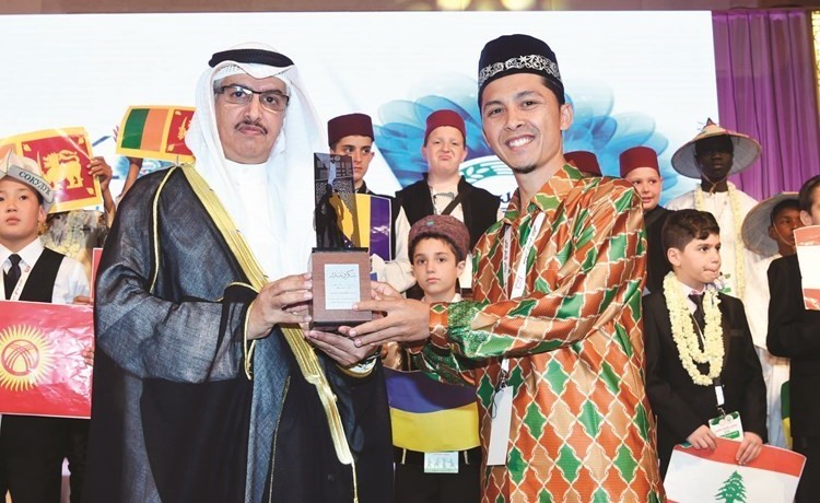 محمد العتيبي مكرما أحد المشاركين في ملتقى الأيتام	(أحمد علي)﻿