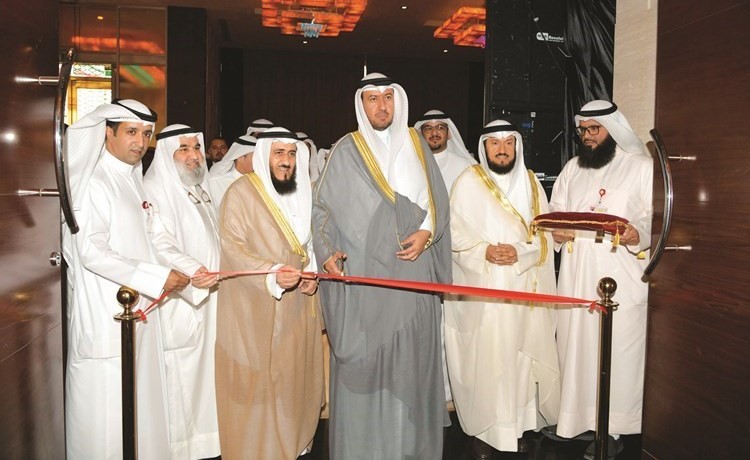 د.فهد العفاسي وم.فريد عمادي خلال افتتاح المعرض المصاحب للجائزة 	(قاسم باشا)﻿