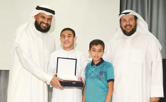 م. حسام الخرافي مكرما أحد الفائزين بحضور ناصر الدبوس﻿