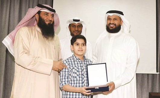 أحد الحافظين يتسلم تكريمه        (محمد هاشم)﻿