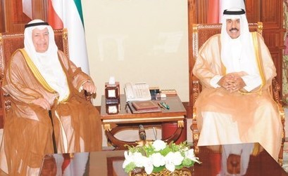 سمو ولي العهد خلال استقباله علي الغانم ﻿
