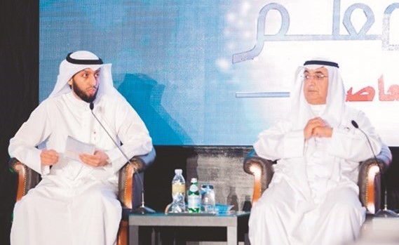 د.بدر العمر ومطيع العجمي خلال المؤتمر﻿