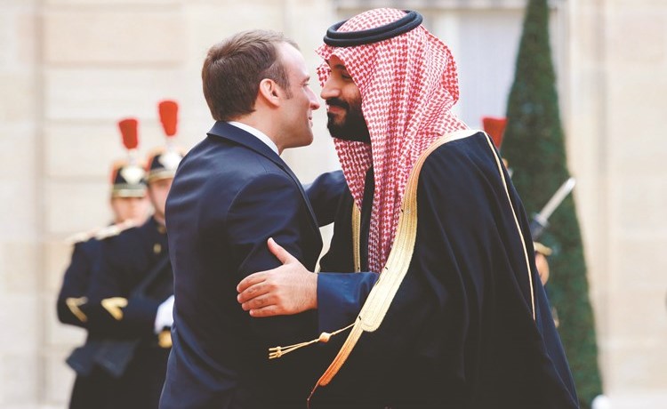 الرئيس الفرنسي ايمانويل ماكرون مستقبلا صاحب السمو الملكي الأمير محمد بن سلمان ولي العهد نائب رئيس مجلس الوزراء وزير الدفاع السعودي لدى وصوله إلى قصر الاليزيه امس			 (رويترز)﻿