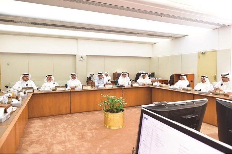 رياض العدساني وعبدالله الرومي وعبدالوهاب البابطين اثناء الاجتماع﻿