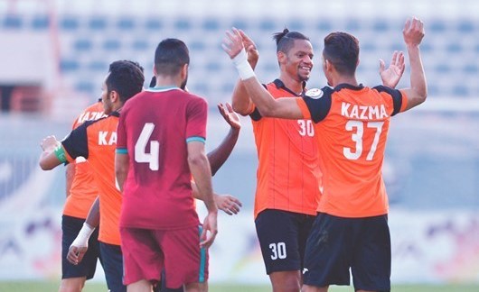 فانديرلي فرانسيسكو محتفلا بهدف التعادل لكاظمه في مرمى النصر 	(الازرق.كوم)﻿