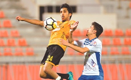 عبدالله ماوي يستقبل الكرة ومتابعة من عبدالرحمن خالد﻿