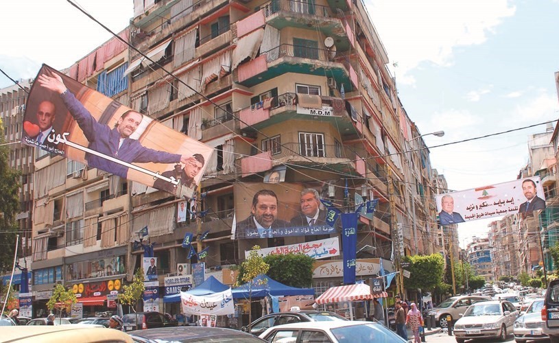صور انتخابية مؤيدة لرئيس الحكومة سعد الحريري ووزيرالداخلية نهاد المشنوقفي منطقة الطريق الجديدة في بيروت-(محمود الطويل) ﻿