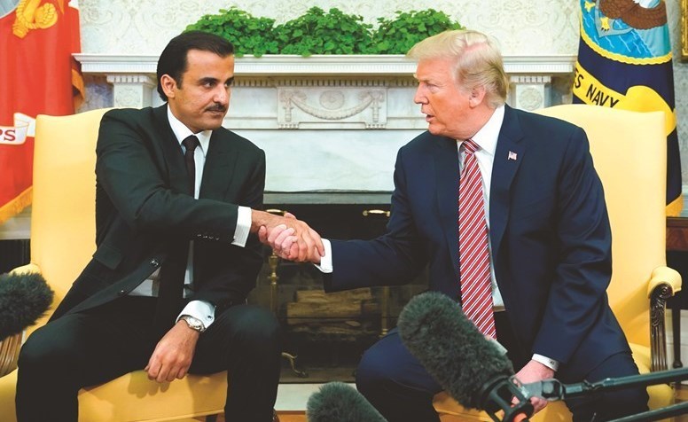 الرئيس الأميركي دونالد ترامب مصافحا أمير قطر الشيخ تميم بن حمد آل ثاني في البيت الأبيض امس﻿