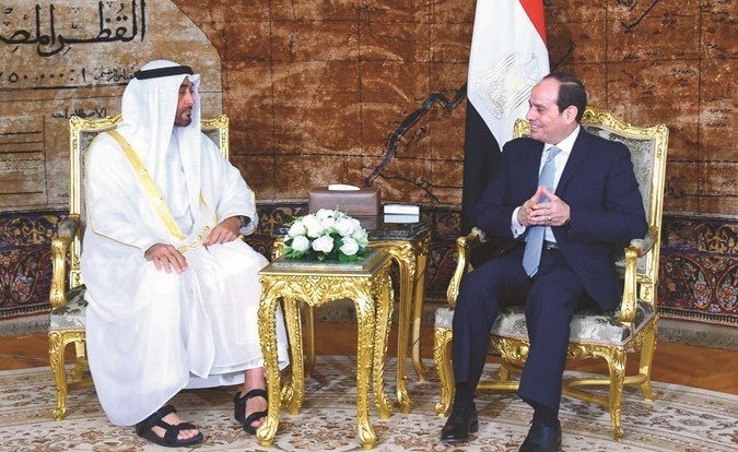 الرئيس عبدالفتاح السيسي مستقبلا صاحب السمو الشيخ محمد بن زايد آل نهيان ولي عهد أبوظبي نائب القائد الأعلى للقوات المسلحة﻿