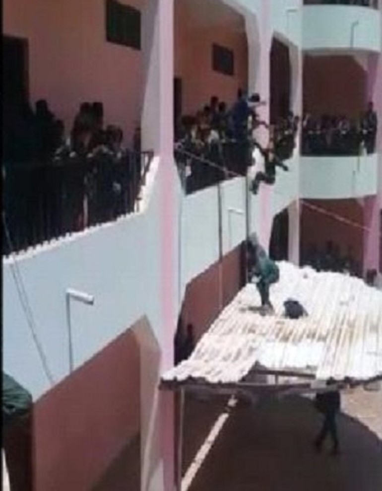 عقاب لا إنساني.. مدير مدرسة يمنية يلقي الطلاب من الطابق الثاني