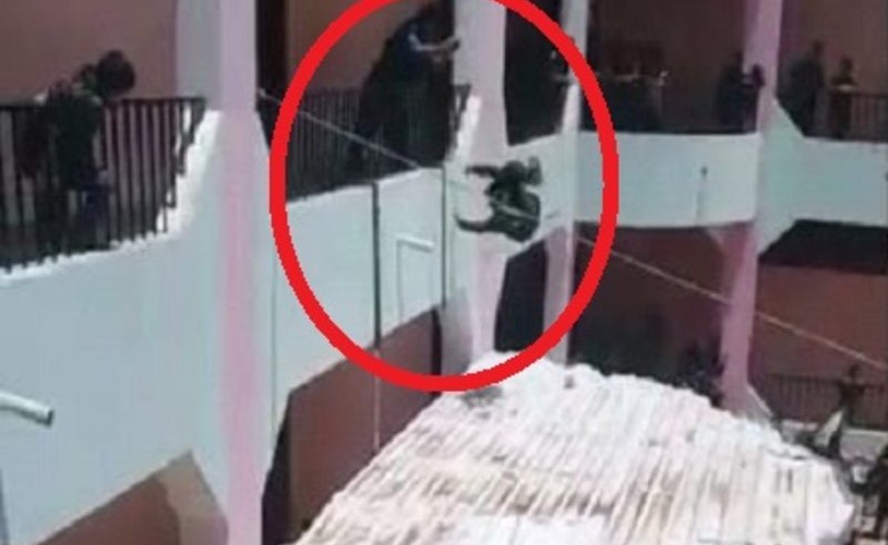 عقاب لا إنساني.. مدير مدرسة يمنية يلقي الطلاب من الطابق الثاني