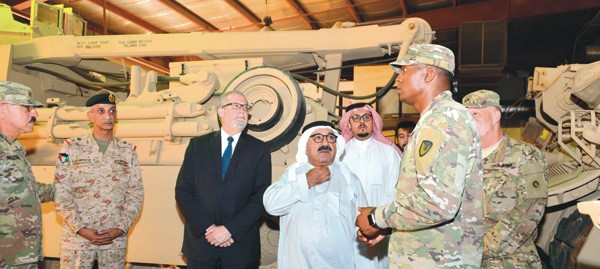 الشيخ ناصر صباح الأحمد خلال زيارته إلى معسكر «عريفجان» ويبدو السفير الأميركي لورانس سيلفرمان