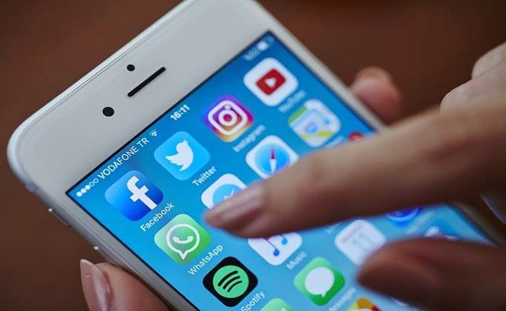 واتس آب قد يحرج المستخدمين بإرسال تسجيلات صوتية "دون علمهم"
