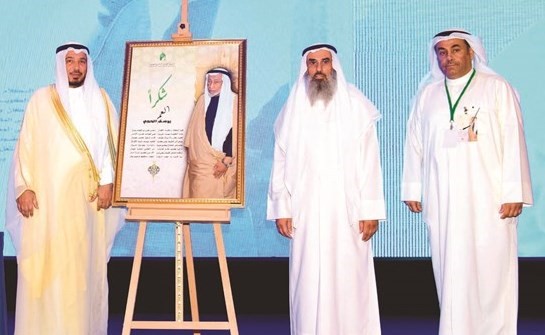 تكريم رئيس الهيئة الخيرية السابق يوسف الحجييتسلمه نجله د. عثمان﻿