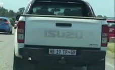 بالفيديو.. نهب جماعي لشاحنة مقلوبة محملة بمسحوق تنظيف