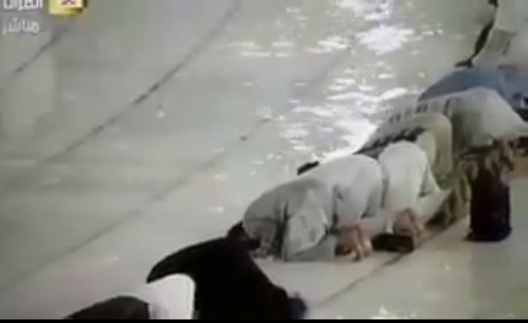بالفيديو.. المصلون يؤدون صلاة العشاء في الحرم المكي تحت زخات المطر