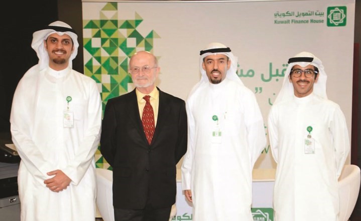 فريق بيتك في جناح البنك خلال المعرض الوظيفي ﻿