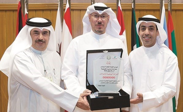 د.فهد الفضالة ومشعل السبيعي يكرمان مجبل الأيوب﻿