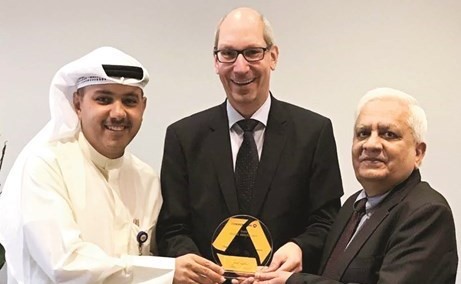 نواف المنيفي متسلما الجائزة﻿