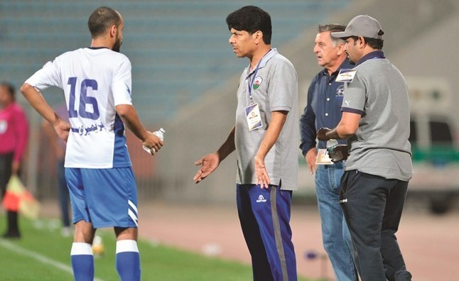 المدرب نواف جابر يوجه اللاعب عمر علي أثناء مباراة أمام القادسية	(الأزرق.كوم)﻿