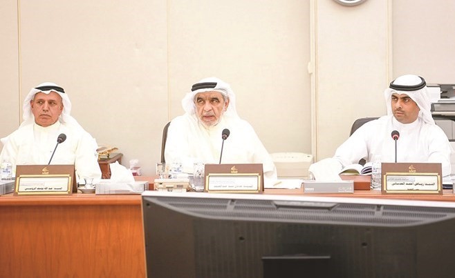 رياض العدساني وعدنان عبدالصمد وعبدالله الرومي أثناء اجتماع اللجنة﻿