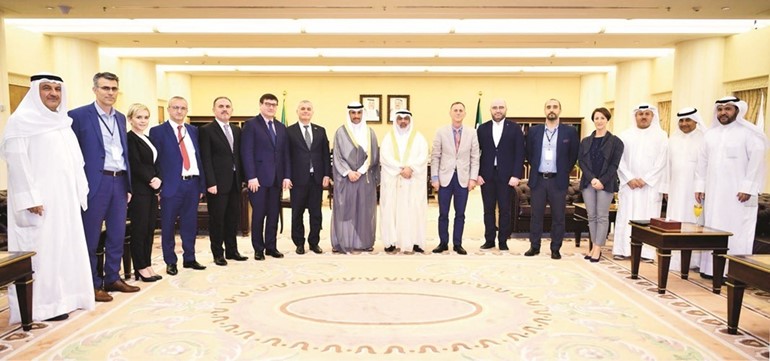 رئيس مجلس الأمة مرزوق الغانم متوسطا رئيس ديوان المحاسبة بالإنابة عادل الصرعاوي ووفد ممثلي جهات الرقابة المالية والمحاسبية في عدد من الدول الصديقة﻿
