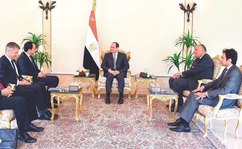 الرئيس المصري مستقبلا وزير الخارجية القبرصي والوفد المرافق له أمس﻿