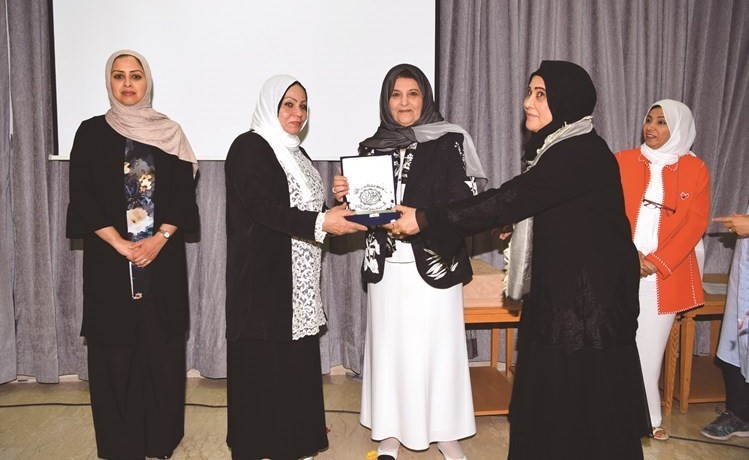 د.فايزة الخرافي مكرمة الزميلة ليلى الشافعي﻿