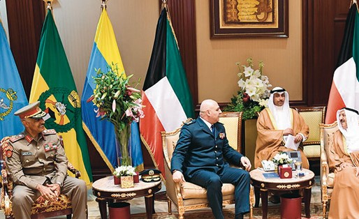 صاحب السمو الامير الشيخ صباح الأحمد مستقبلا قائد الجيش اللبناني جوزف عون بحضور رئيس الأركان العامة للجيش الفريق الركن محمد الخضر