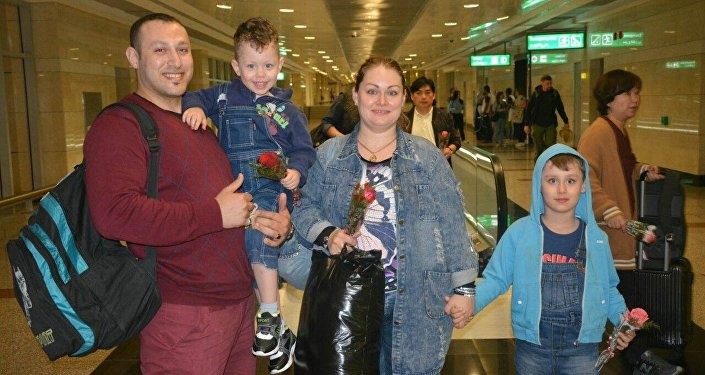 مطار القاهرة يستقبل أول رحلة طيران روسية بالورود بعد توقف استمر لأكثر من عامين