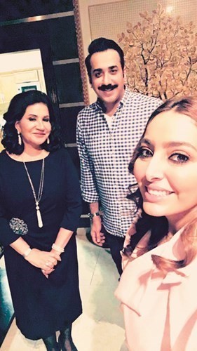 الفنانة القديرة سعاد عبدالله وفاطمة الصفي مع الزميل بشار جاسم﻿
