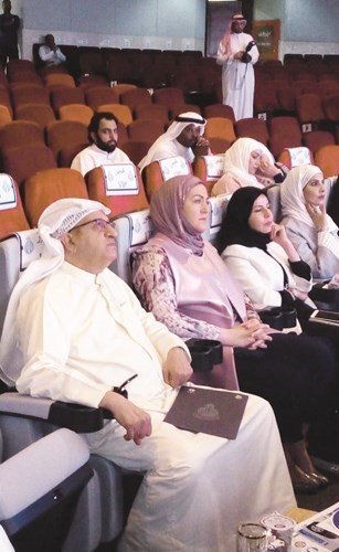 جانب من الندوة ويبدو علي الريس﻿