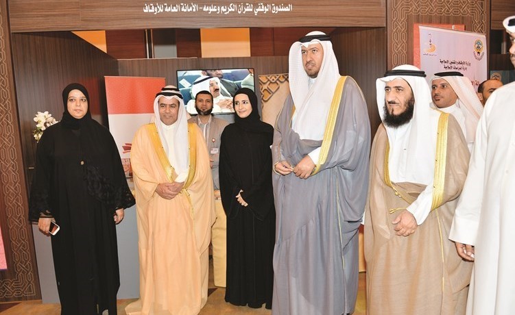د.فهد العفاسي والأمين العام محمد الجلاهمة ومدير إدارة الصناديق الوقفية لينة المطوع أمام جناح الأمانة ﻿
