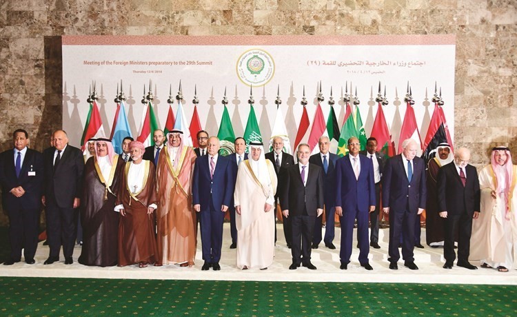 صورة جماعية لوزراء الخارجية العرب قبيل بدء اجتماعاتهم التحضيرية لـ «قمة الدمام» امس	 (ا.ف.پ) 
