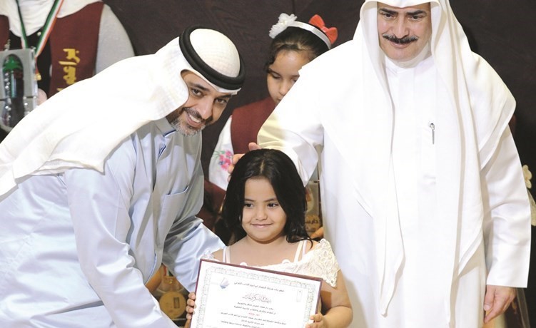 الشيخ محمد العبدالله مكرما طفلة مشاركة ﻿