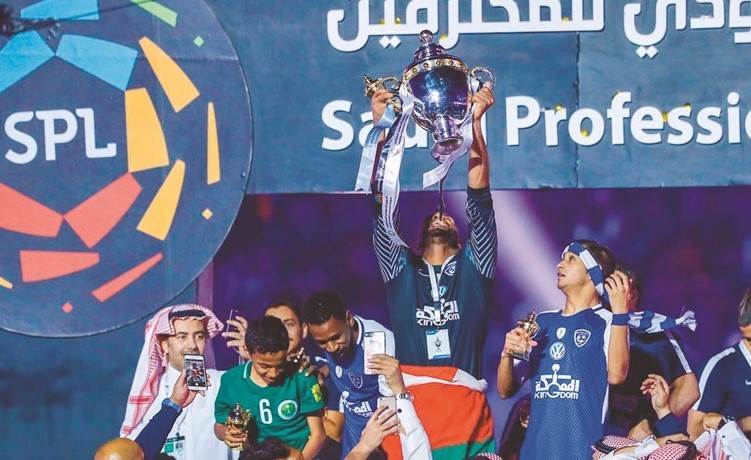 حارس الهلال علي الحبسي يرفع كأس الدوري