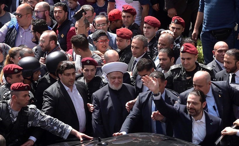 رئيس مجلس الوزراء سعد الحريري عقب صلاة الجمعة في مسجد الفاروق في الزيدانية في حضور مفتي لبنان الشيخ عبد اللطيف دريان امس (محمود الطويل)﻿