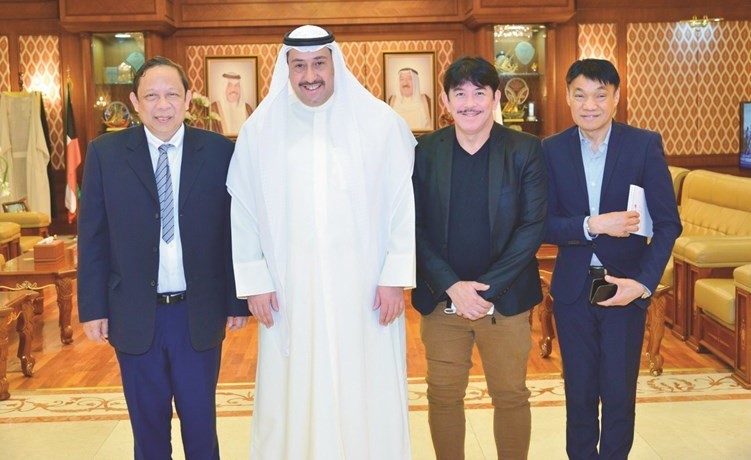 الشيخ فيصل الحمود مستقبلا السفير الفلبيني﻿