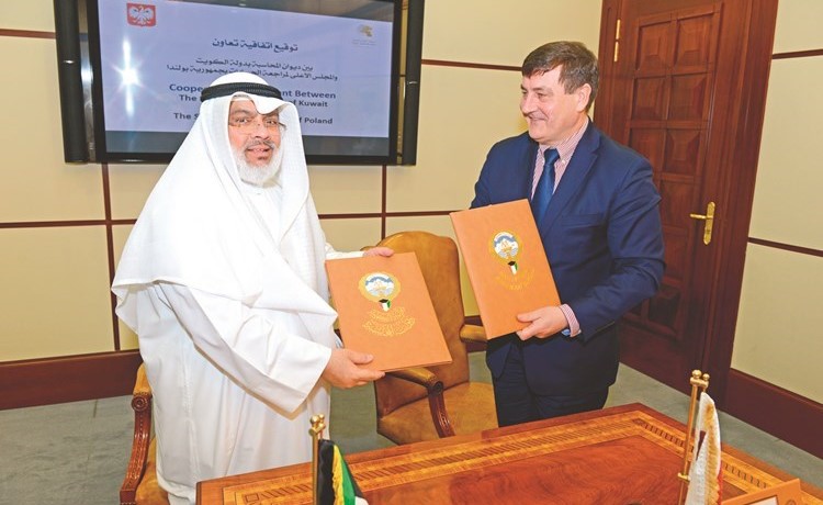 عادل الصرعاوي خلال توقيع الاتفاقية﻿