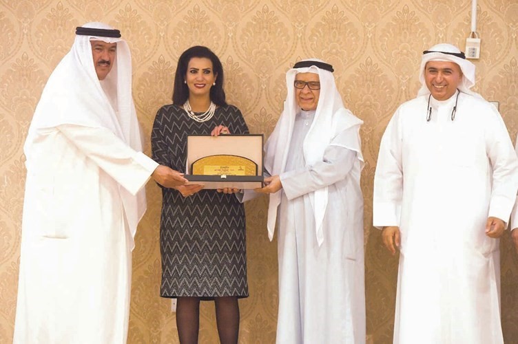  - مدير عام الهيئة د.علي المضف والرئيس الفخري لرابطة أعضاء هيئة التدريب بالكليات فهد المعجل ورئيس رابطة أعضاء هيئة التدريب بالكليات م.وائل المطوع يكرمون مدير مكتب العلاقات العامة والإعلام فاطمة العازمي﻿