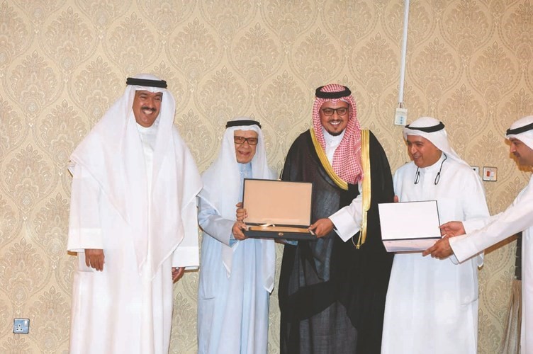 مدير عام الهيئة وفهد المعجل وم.وائل المطوع يكرمون الشيخ حمد الخالد المالك﻿