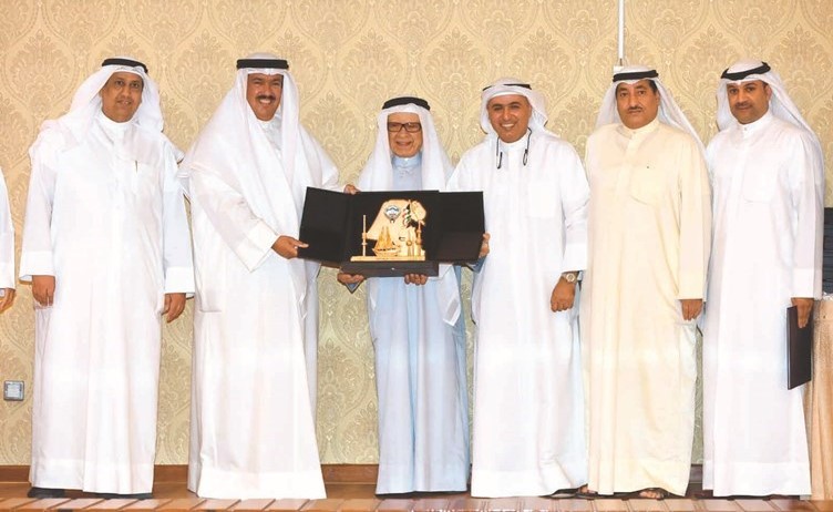 د.علي المضف وأعضاء رابطة أعضاء هيئة التدريب بالكليات يكرمون الرئيس الفخري للرابطة فهد المعجل﻿