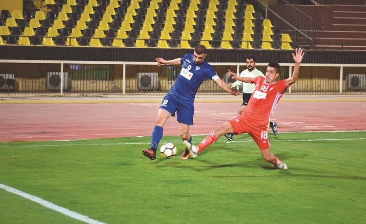 مسعود فريدون مهاجم الشباب يمر من لاعب الصليبخات في المباراة التي انتهت بتعادل الفريقين(أحمد علي)﻿
