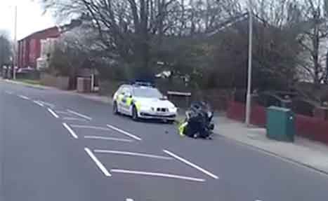 بالفيديو..لحظة إنقاذ المارة لشرطي وقع فريسة راكب دراجة غاضب
