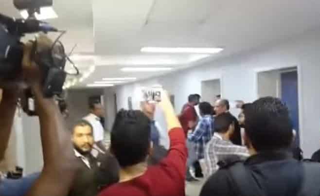 بالفيديو.. فوضى ومشادات في حفل تامر حسني بالقاهرة