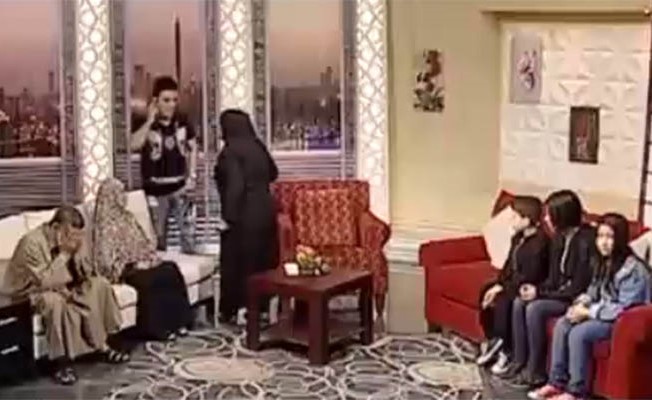 بالفيديو.. بعد تبادل الشتائم... ممثلة مصرية تضرب المذيع في أحد البرامج