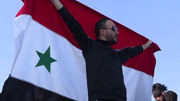 سوريون في دمشق يعربون عن تضامنهم مع الأسد إثر الضربات العسكرية